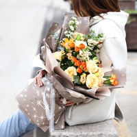 Vente directe fabricant – Papier d'emballage pour fleurs fraîches, style coréen, enduit Ouya, recyclable, imperméable, bicolore, avec feuille d'argent pour bouquets