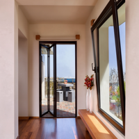 Portes pliantes en aluminium à double vitrage haut de gamme et fenêtres à battants inclinables et pivotants, quincaillerie robuste pour la rénovation de patios