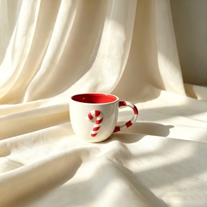 Taza <span class=keywords><strong>de</strong></span> Cerámica con Diseño <span class=keywords><strong>de</strong></span> Bastón <span class=keywords><strong>de</strong></span> Caramelo Navideño, Asa a Rayas Rojas y Blancas, Exterior Blanco, Interior Rojo, para Café, Agua, Leche, Desayuno Navideño - Product Image 1