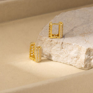 Pendientes de Aro con Forma de Cubo Dorado y Engaste de Garra, Joyería para Fiestas - Product Image 1