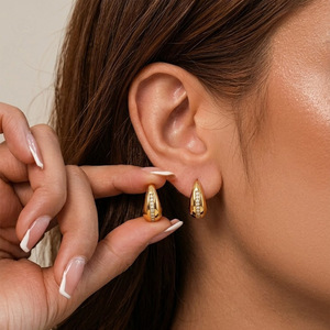Pendientes de Aro EKA-152 con Circonita Dorada en Forma de U, Aleación de Zinc, Pendientes de Moda para Mujer - Product Image 1