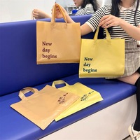 Nouveau design recyclé impression personnalisée couleur crème sac à provisions en plastique poignée en plastique découpé sac à provisions nu