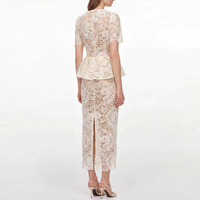 Elegante Vestido Maxi de Verano con Cuello Redondo y Manga Corta, Estilo Francés, Color Beige Suave, con Pedrería y Encaje, Efecto de Dos Piezas