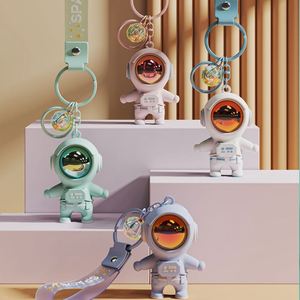 Llavero con Colgante de Astronauta al Atardecer, Llavero de Coche con Dibujos Animados para Mujer, Pequeño Regalo Personalizable para el Día de San Valentín - Product Image 1