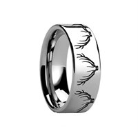 Cincin Tungsten pria, cincin Tungsten pria poles tinggi dengan pohon pinus hutan lanskap hutan Lasered berburu