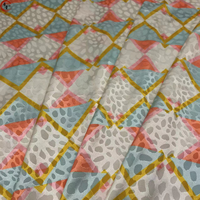 Olyester-tela satinada con estampado digital, tejido de satén con patrón geométrico, tacto suave y sedoso para vestido o pantalón