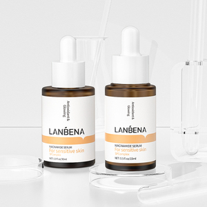 Suero Facial Corrector de Manchas Oscuras con Vitamina C y Ácido Hialurónico, con Extracto de Té Verde - Fórmula Líquida - Product Image 1