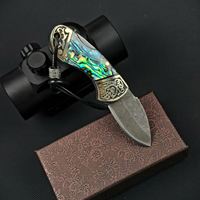 Coltello Pieghevole di Lusso in Acciaio Damascato con Manico in Conchiglia Naturale di Abalone e Bolster Inciso, Coltello Tascabile Portatile da Sopravvivenza, Strumento EDC, Regalo