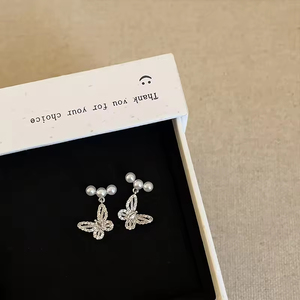 Boucles d'oreilles pendantes élégantes et tendance pour femmes, papillon en zircon, métal, luxe léger, accessoires d'oreille personnalisés et décontractés - Product Image 1