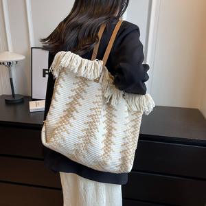 Bolso de hombro de poliéster de lujo, bolso informal reutilizable a la moda para mujer, portátil para viajes y compras, nuevo diseño - Product Image 4