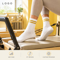 Chaussettes Pilates Grip Studio à rayures, semelle intégrale, ajustement parfait, taille graduée, blanches, à deux rayures au bord, pour un maintien optimal