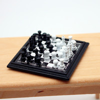 Modèle miniature de scène de table noire d'échecs de maison de poupée
