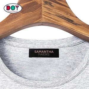 Alta densidad de encargo al por mayor de logotipo negro final doble cuello máquina de etiquetas para ropa - Product Image 2