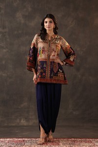 Compre una túnica con estampado herencia y pantalones dhoti drapeados, conjunto de ropa de diseño étnico indio con cuello mandarín adornado. - Product Image 4