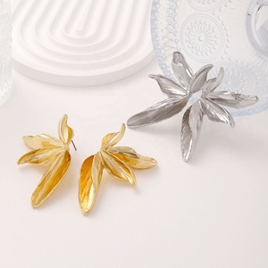 Pendientes de Oro con Diseño Escultural de Lazo, Corazón y Hoja, de Acero Inoxidable, Geométricos Exagerados, Modernos, Hechos a Medida, para Fiesta, 14K - Product Image 2