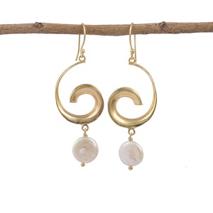 Pendientes de piedras preciosas de perlas de agua dulce, pendientes de gota chapados en oro, par de elegantes regalos de joyería para mujer para boda de compromiso - Product Image 5