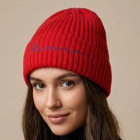 Bonnet 100% Acrylique Chaud et Doux, Côtelé, Broderie Personnages Rouge et Bleu, Élégant pour l'Hiver, les Voyages en Extérieur et le Quotidien