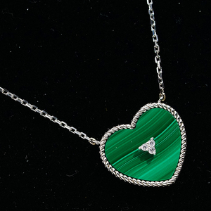 Sofisticado Colgante de Corazón de Oro Sólido de 9K/14K/18K con Acento de Malaquita Verde para Joyería Romántica de Boda - Product Image 3