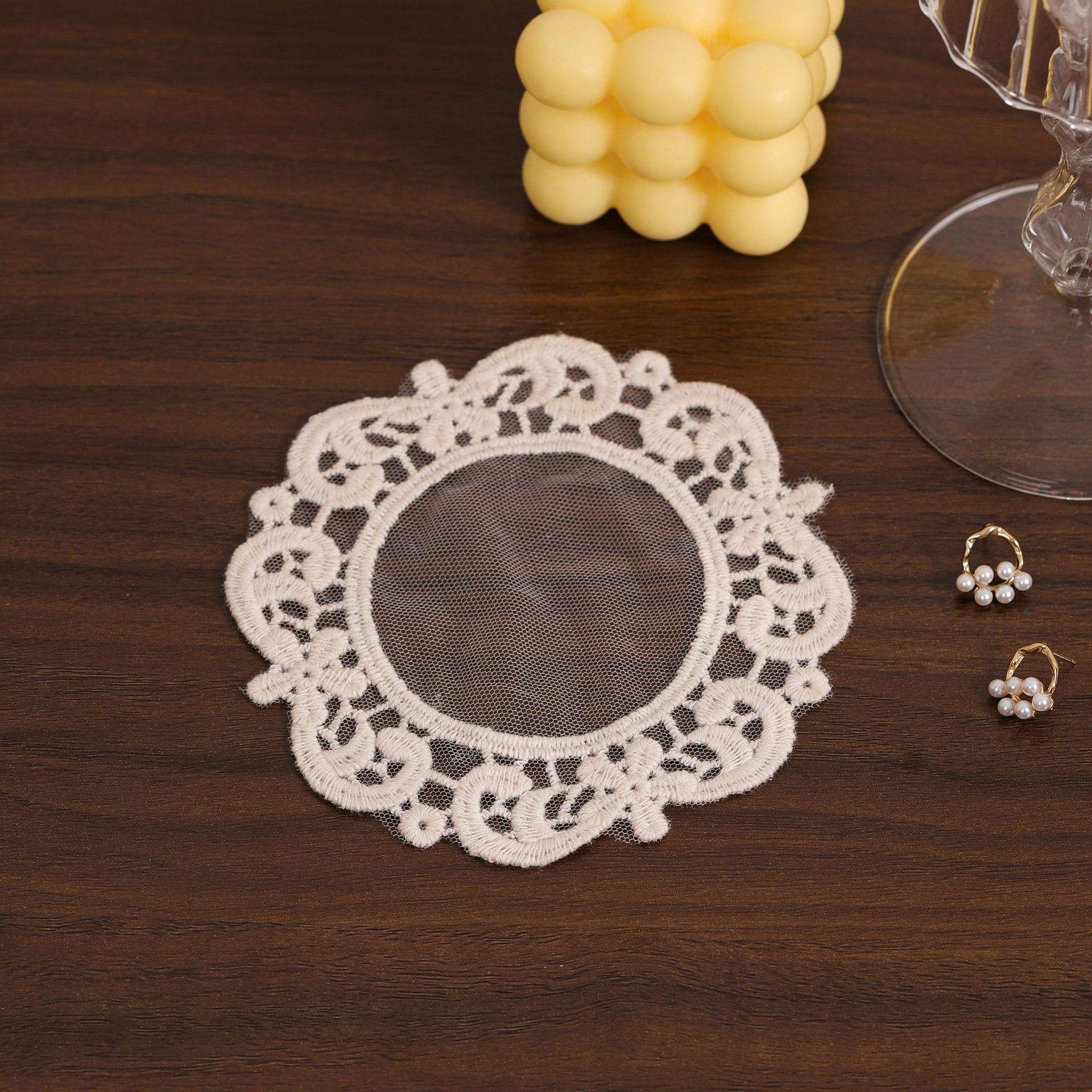 Lace center round beige 10cm