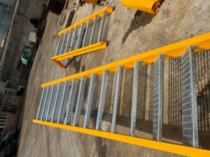 Marches d'escalier extérieures en acier galvanisé antidérapantes avec design moderne, installation par boulons, garantie de 5 ans - Product Image 2