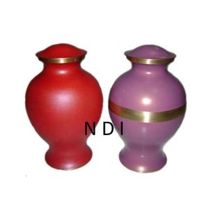 Cenizas humanas de calidad superior Acabado antiguo para adultos Recuerdo conmemorativo funerario Proveedor de urnas de cremación de latón de la India - Product Image 1