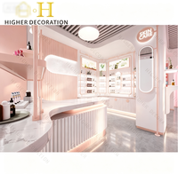 Hochwertiges Modernes Design LED-beleuchtetes Rosa Schwerlast-Kosmetikgeschäft-Regal Maßgefertigte Kosmetikladen-Vitrine Ausstellungsschrank