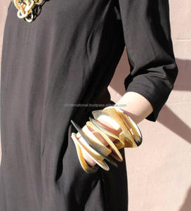 Venta caliente Diseño personalizado Ventas al por mayor Brazalete blanco Brazalete de forma redonda con brazalete de cuerno de color natural de alta venta - Product Image 3