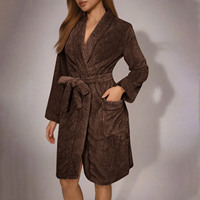 Peignoir en flanelle douce en gros, confortable pour la maison, à manches longues, col kimono, pour usage domestique, hôtelier, spa, avec logo personnalisé