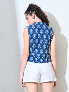 Neelam Gilet court solide à capuche avec bouton intéressant mélangeant charme bohème et esthétique moderne - Product Image 4