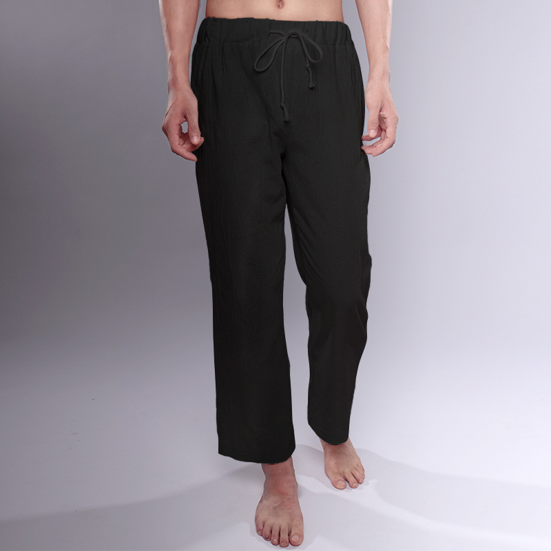 Le pantalon droit est noir