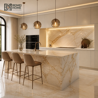 Meubles de cuisine modernes BEIMEI blanc crème, îlot cascade en marbre Calacatta Gold, armoires sur mesure de luxe pour villa française