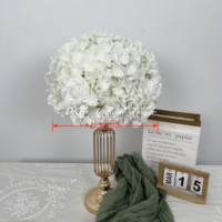 Centres de table de luxe avec verdure, arrangements floraux de mariage, boule de fleurs rose et blanche pour la décoration de table