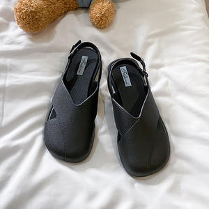 Zapatos de playa de suela blanda, versátiles y a la moda, para usar con pantuflas planas informales para mujer. - Product Image 3