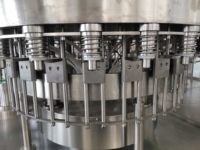 Ligne de production de remplissage automatique de boissons en eau pure numérique électrique 40 BPM avec pompe pour bouteilles en plastique – Haute productivité