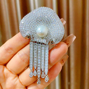 Broche Méduse de Luxe Légère Style Reine à Pompons, Perle d'Eau Douce Haut de Gamme, Bijou Tendance en Cuivre – Meilleure Vente - Product Image 4