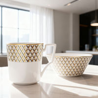 Assiettes à dîner en porcelaine fine de luxe, design géométrique doré, logo fleur à quatre feuilles, vaisselle pour la maison, les hôtels, les banquets