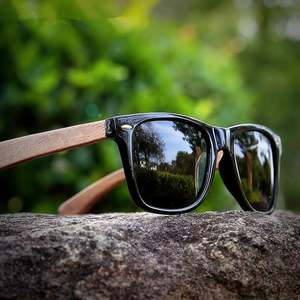 Lunettes de soleil en bois naturel faites à la main avec logo personnalisé 2025, monture carrée en bois, polarisées, en bambou, pour hommes et femmes - Product Image 3