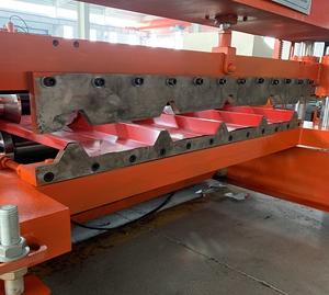 เครื่องขึ้นรูปกระเบื้องแผ่นหลังคาสี่เหลี่ยมคางหมูอัตโนมัติพร้อมชุดควบคุม PLC และแบริ่งความจุ8-15M/นาที - Product Image 6