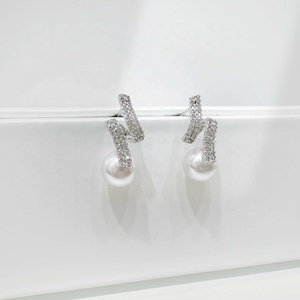Pendientes geométricos de plata de ley 925 al por mayor, pendientes de perlas de agua dulce con circonita y baño de rodio, únicos para damas, ideales para bodas. - Product Image 1