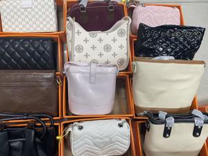 Venta al por Mayor de Bolsos de Marca Usados de Alta Calidad, Mezcla de Diferentes Estilos de Moda Femenina de Segunda Mano, Directo de Fábrica en China - Product Image 6