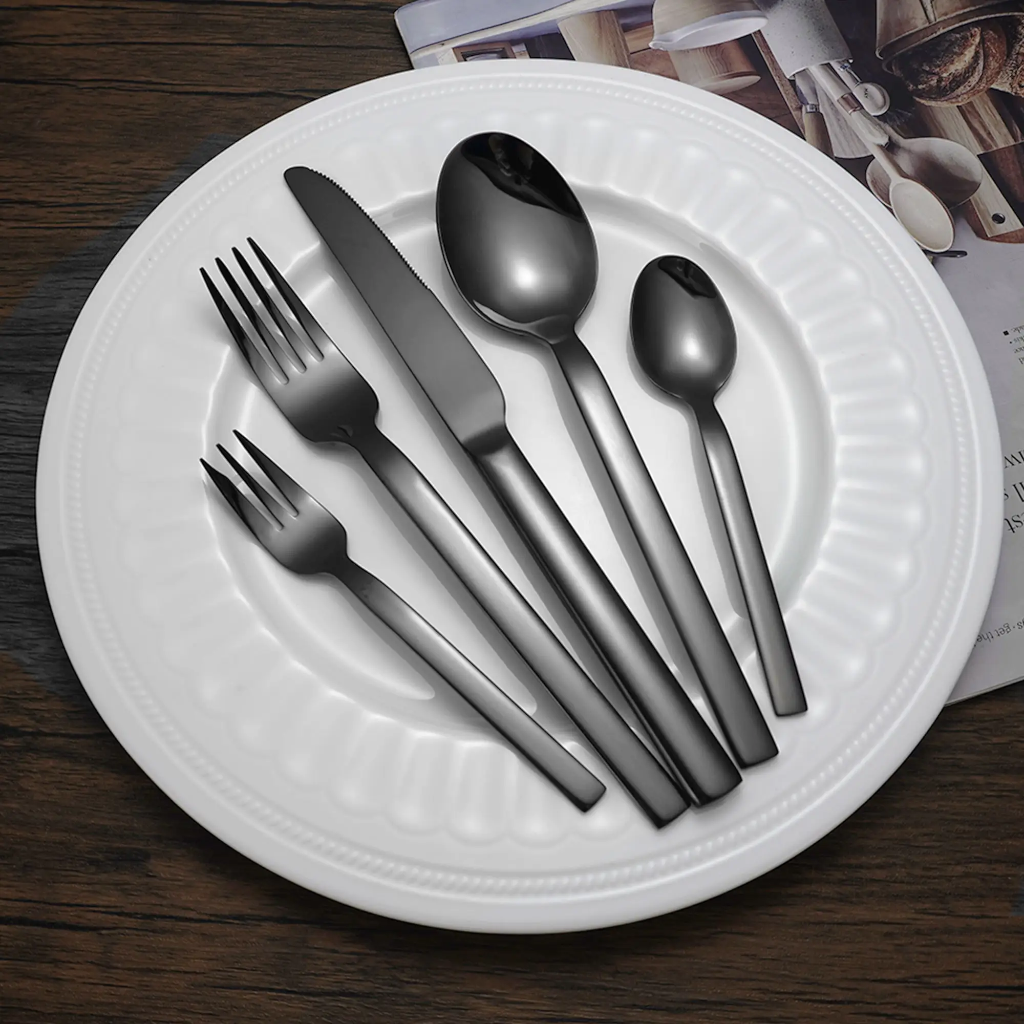 Großhandel individuelles Restaurant Besteck Spiegel poliert schwarz Edelstahl Löffel Gabeln und Messer Besteck-Set