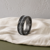 Bague en tungstène noir martelé à facettes avec incrustation de météorite et de corde de guitare, alliance pour homme, ajustement confortable, cadeau de fiançailles