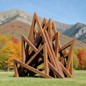Sculpture géométrique moderne en acier Corten à poutres croisées pour repère municipal et art public commercial - Product Image 1
