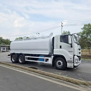 Camión Cisterna ISUZU GIGA 6x4 de China para Limpieza de Carreteras y Control de Polvo con Función de Aspersión de Agua de 20000 Litros - Product Image 1