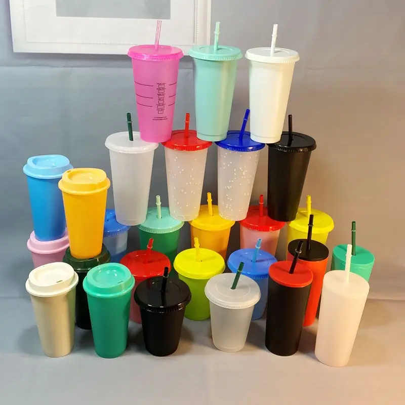 थोक कारखाने पुनः प्रयोज्य बीपा मुक्त कस्टम प्रिंट उपलब्ध प्लास्टिक कॉफी कप ठंडे पानी का रंग ढक्कन और पुआल के साथ कप