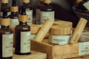 Huile de graines de Moringa Oleifera 50 ml Huile essentielle pure Anti-gonflement et éclaircissante Tous types de peau Parfum frais Bouteille en verre - Product Image 4