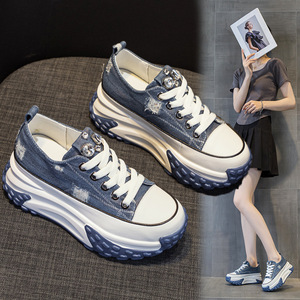 Zapatillas blancas de mezclilla para mujer, modernas y versátiles, con suela gruesa retro, adecuadas tanto para estilos casuales como deportivos. - Product Image 4