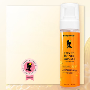 Mousse Coiffante Bio Légère 4-en-1 au Miel et Racine d'Ortie pour Cheveux Bouclés, Fixation Forte, Anti-Frisottis et Brillance - Product Image 1