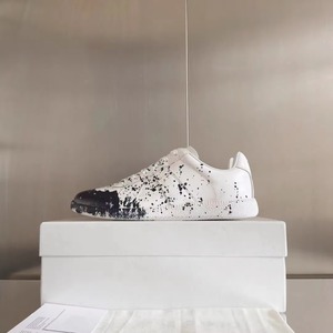 Sneakers en cuir style rétro ; baskets basses à lacets de créateur avec graffitis peints à la main pour un style streetwear décontracté et relaxant. - Product Image 4
