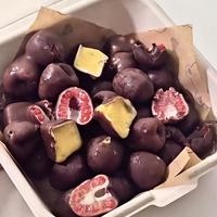 Kedatangan Baru Es Krim Premium HALAL Bersertifikat Rasa Cokelat Renyah Manis dengan Bubur Blueberry Beku, Umur Simpan 18 Bulan dalam Kemasan Kotak